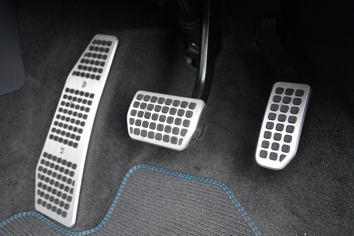 ABペダルは専用のスポーツタイプ。