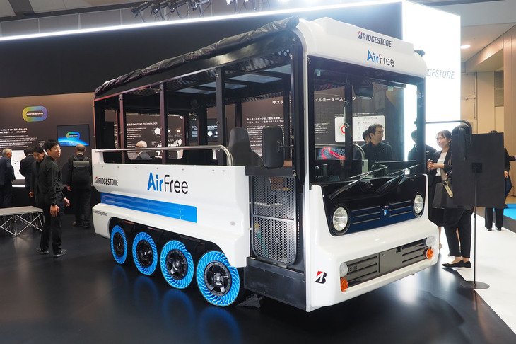 空気充てんが要らない次世代タイヤ「AirFree」を装着したバスタイプのグリーンスローモビリティー「Boule Baas（ブールバース）」。