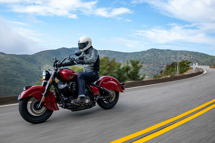 ロサンゼルス郊外のワインディングロードを駆ける「チーフ ヴィンテージ」。