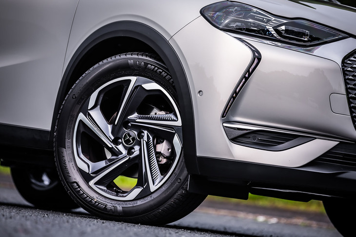 「オペラBlueHDi」に装備される18インチの「サンパウロ」アルミホイール。試乗車は、これに215/55R18サイズの「ミシュラン・プライマシー4」タイヤを組み合わせていた。