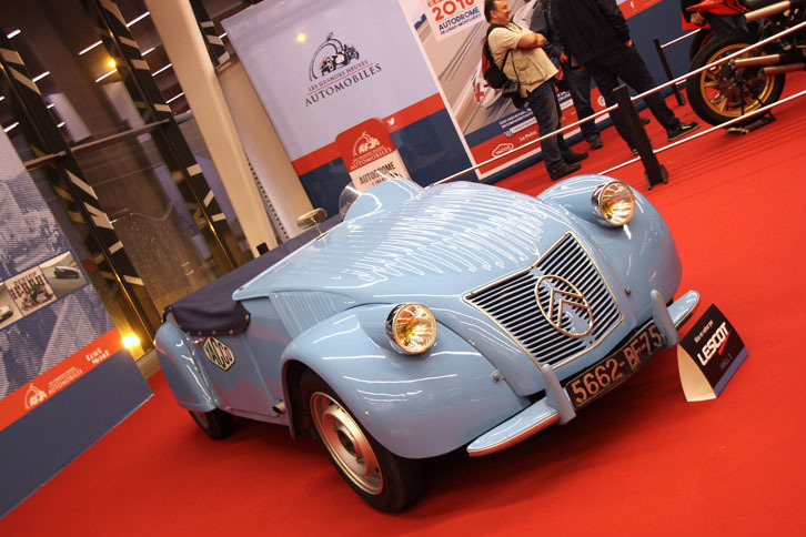 レトロモビルの特別展「記録に挑戦したクルマたち」から、「シトロエン2CVバルボ」。1953年にモンレリーサーキットで24時間走行し、350cc以下のクラスで9つの世界記録を樹立した。平均速度は85.02km/hだった。