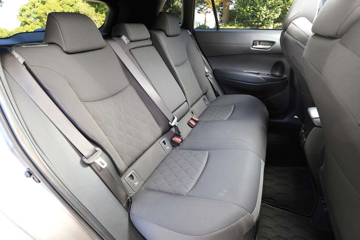 後席は背もたれのリクライニングが可能。後席のエアコンアウトレットは「S」と最上級グレード「Z」に標準装備で、ひとまわり小さい「C-HR」には設定がない。