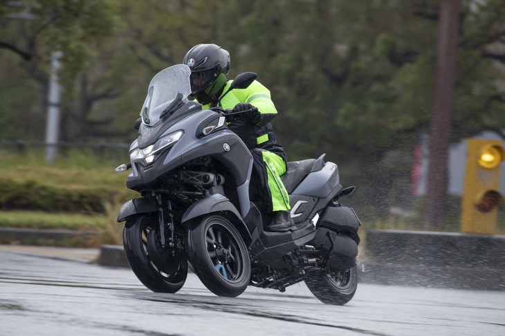 ヤマハの実証テストによれば、LMWのモデルは、通常の二輪車よりも視野が広くなるため、走行安定性の高さと相まって運転時の疲労が抑えられるという。