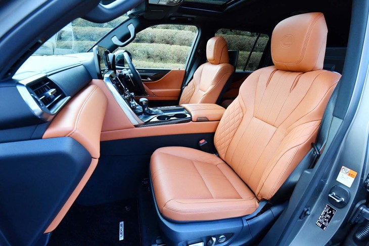 レクサスLX600“エグゼクティブ”（運転席および助手席）