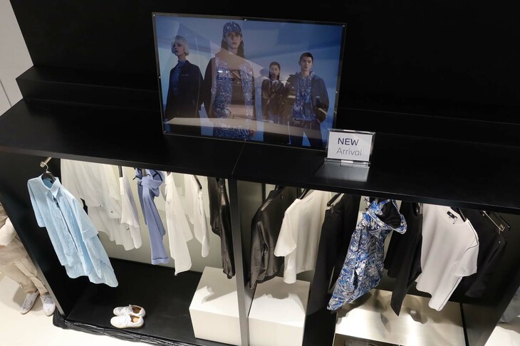 日本初導入となるアパレルグッズの販売も。