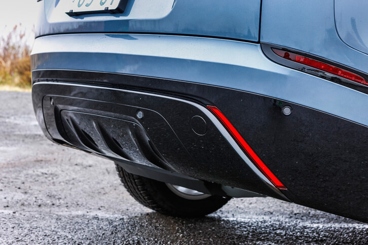 リアにはアンダーガードが備わる。