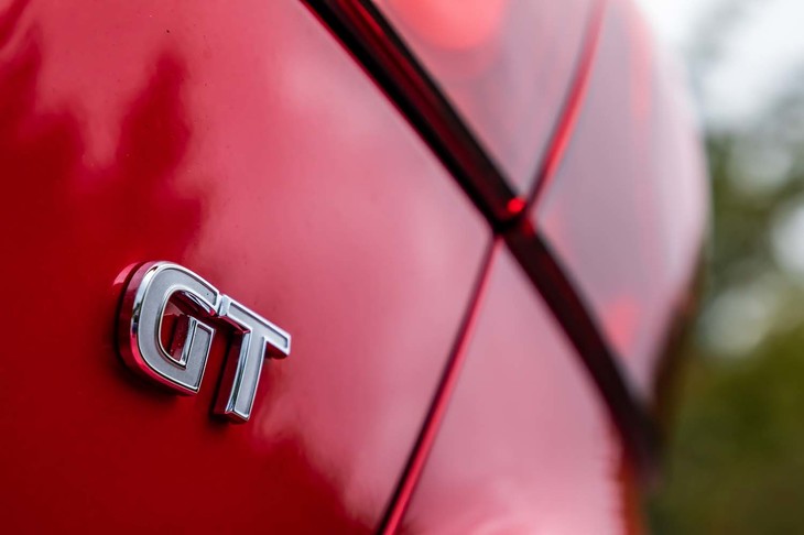 ハイブリッド車はボディーサイドに「HYBRID」のエンブレムが備わるが、リアはシンプルに「GT」のエンブレムのみとなる。