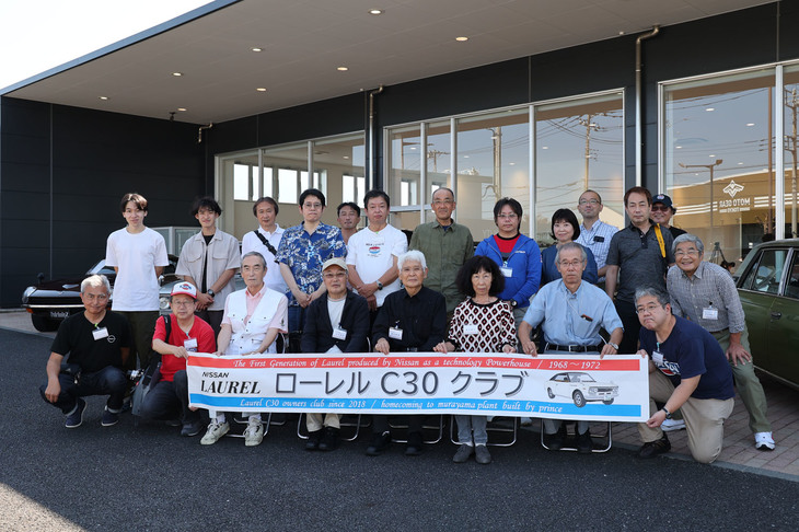 澁谷さんと太田さんを囲んだ、今回の出席者。およそ3分の1はご両名の同輩、後輩、教え子といったデザイン関係者だった。