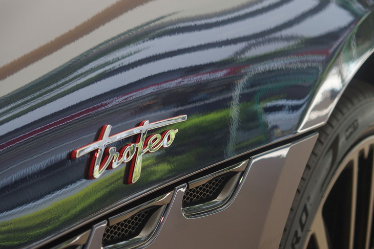 マセラティ・グラントゥーリズモ トロフェオ（ボディーサイドのエンブレム）