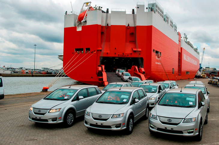 BYDは世界70の国と地域でEVやPHEVを販売するグローバルメーカーだ。写真は英国に輸出される「e6」。（2013年）