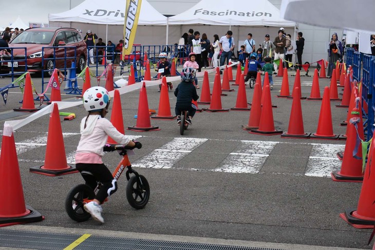 バランス感覚の育成に有効だと話題の、ペダル無し二輪車「STRIDER」の体験走行も。1歳半の子供から参加が可能で、走行を楽しむ子供たちと、その走行シーンをカメラに収める家族でにぎわっていた。