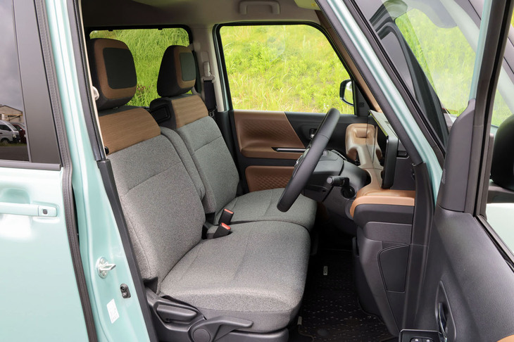 新型「ルークス」のフロントシート。室内長は先代よりも115mm拡大し、クラストップとなる2315mmを実現している。