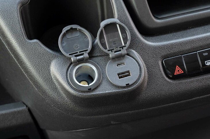 ナビ画面右下には12V電源とUSBタイプA＆タイプCポートが備わっている。