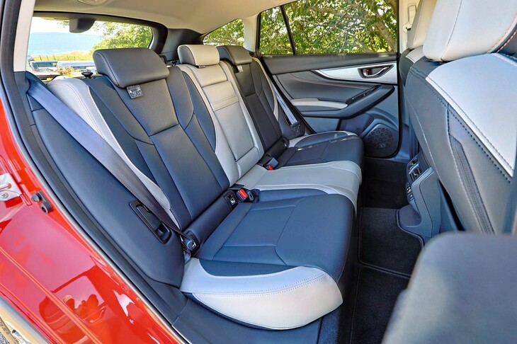 後席の機能は「レヴォーグ」と共通。4：2：4の3分割可倒式で、リクライニング機構も備わる。