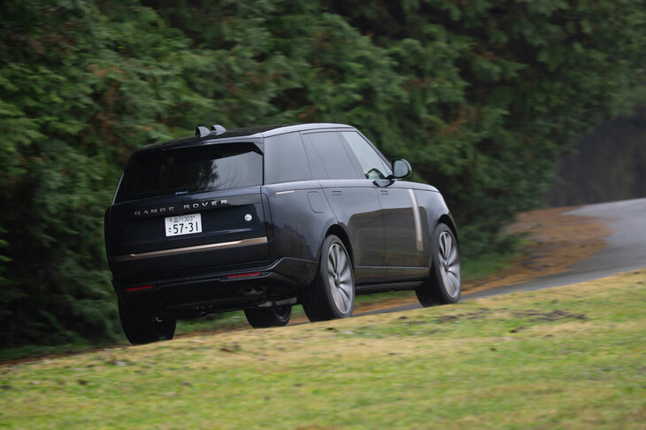 パワートレインやドライブトレインの仕様は、「SV」も他のグレードも共通。後輪操舵機構を標準装備しており、最小回転直径はSWBで10.95m、LWBで11.54mと「レンジローバー」史上最小となっている。