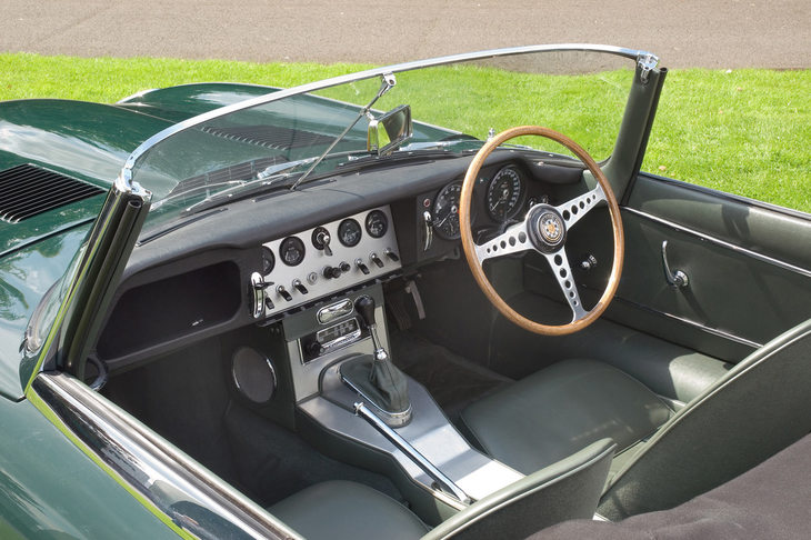 当初はスパルタンだったインテリアも、時代に合わせて贅（ぜい）のあるものへと変化。「E-TYPE」は幅広いユーザーの要望に応える、懐の深いスポーツカーとなった。