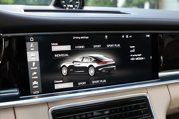 多彩な走行モードも「パナメーラ4 E-ハイブリッド」の特徴。操作はステアリングホイールのモードスイッチと、12.3インチタッチスクリーンで行う。