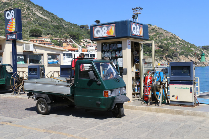 クルマと船舶の双方に燃料を供給する港の給油所にて。