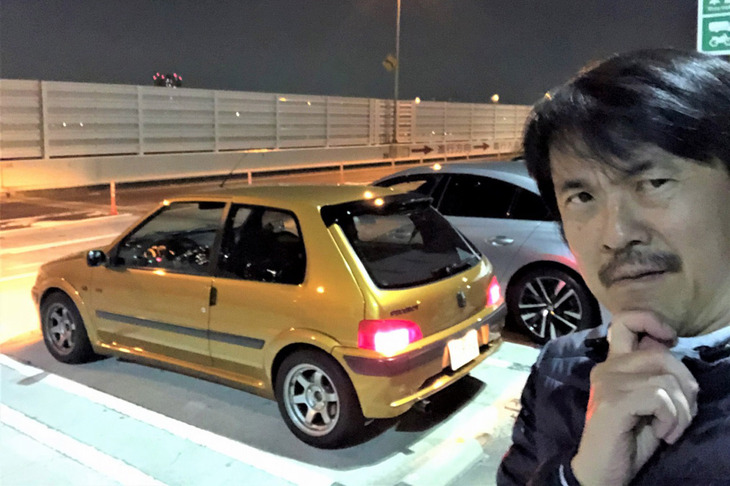 横浜のフランス車専門店MAMAの東條氏が仕入れた1998年の「プジョー106 S16」に試乗した。東條氏は「これまで何十台も106を仕入れてますけど、ここまで程度のいい個体は初めてです」と、そのコンディションに太鼓判を押す。