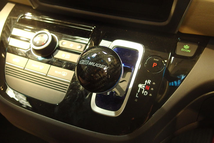 無限製のシフトレバー。まん丸のつやつやに仕上がっている。