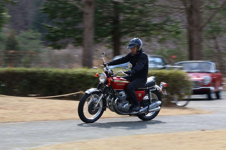 「ドリームCB750 FOUR」のデモラン。ゆったりとした走行でも、スポーツバイクらしい力強さを感じさせる。