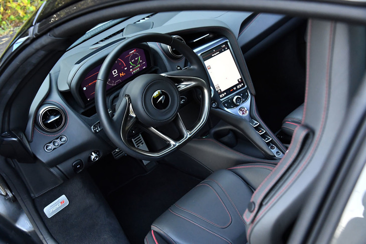 シンプルながら質感の高さも感じられる「720Sスパイダー」のインテリア。マクラーレンの各車に採用されている縦型のタッチパネル式ディスプレイを、ややドライバー側を向いたセンターコンソールに配置している。