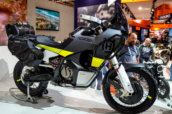 ハスクバーナ初の大排気量アドベンチャーモデル「ノーデン901コンセプト」。KTM傘下のハスクバーナはこれまで、KTM製品のプラットフォームを使用して独自のプロダクトを発表してきた。今回も、同時に発表されたKTMの新型ロードスターモデル「890デューク」に搭載されている排気量889ccの並列2気筒エンジンを搭載。これまでハスクバーナが発表したコンセプトモデルは、ほぼそのままのスタイルで翌年には市販化されていることから、このノーデンにも期待がかかる。