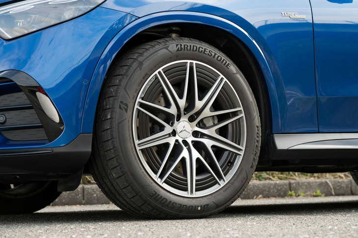 タイヤサイズは前後とも20インチ。羅針盤のような意匠のホイールはメルセデスAMG専用だ。