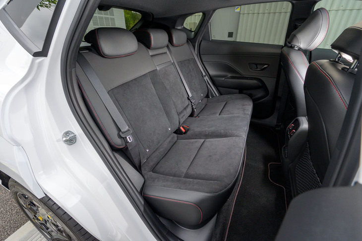 後席にもシートヒーターを標準装備。レッグルームの広さもクラスを超越している。