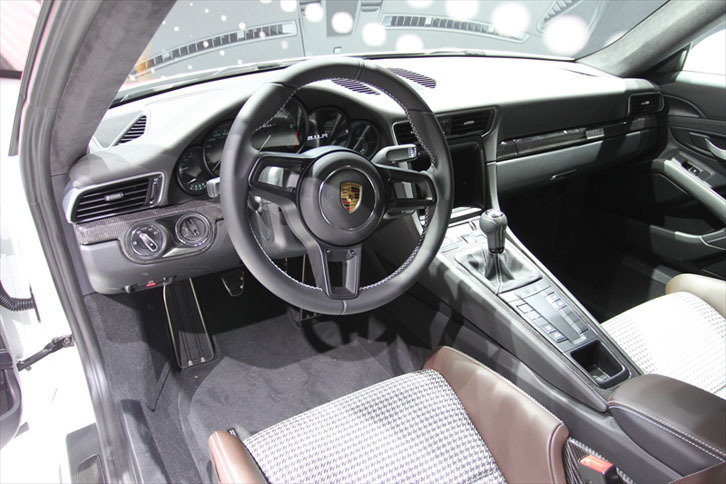 「ポルシェ911R」のインテリア。