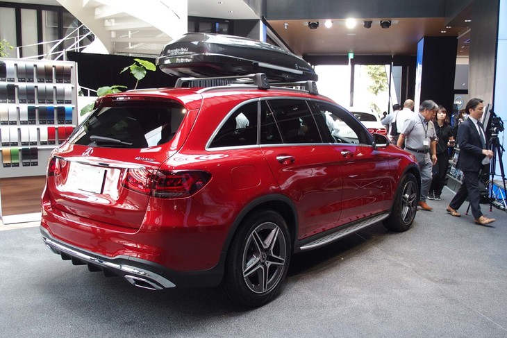 「GLC220d 4MATIC」（アクセサリー装着車）のリアビュー。