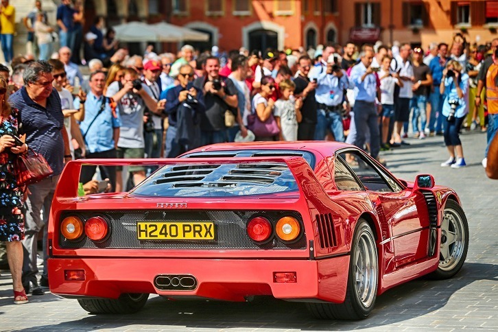 マラネッロの市街地で行われたフェラーリパレードの様子。