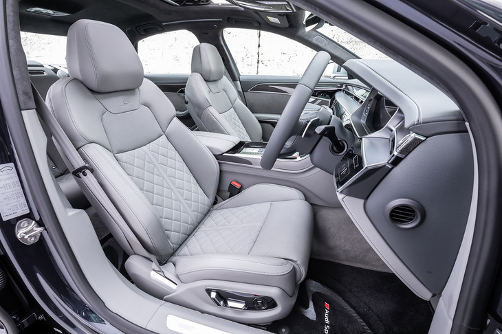 バルコナレザーを用いた「コンフォートスポーツシート」と呼ばれる前席には、ヒーターやベンチレーションのほか、マッサージ機能も備わっている。