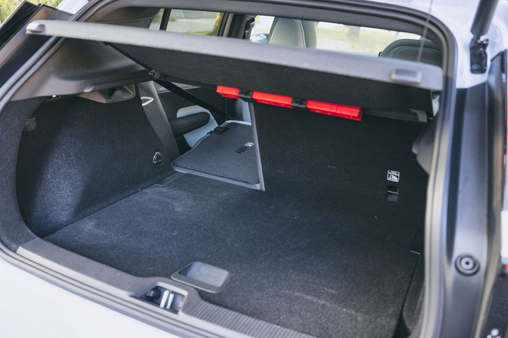 荷室の容量は318リッター。フロアレベルは切り替え可能で、後席を倒すことで積載容量をさらに拡大できる。