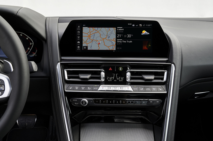 10.25インチのタッチパネル式センターディスプレイ。画面に触れることなく指先のジェスチャーだけでオーディオの操作などが可能になる「BMWジェスチャーコントロール」も利用できる。