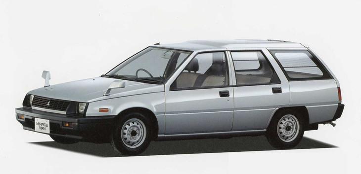 1985年「三菱ミラージュ バン」。ワゴンと共用するボディーは2段式ルーフが特徴。エンジンは直4 SOHCの1.3／1.5リッターガソリンまたは1.8リッターディーゼルで、4WDも用意された。