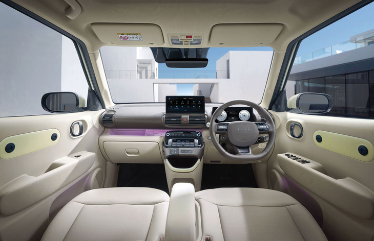 コラムタイプの電子制御シフトレバーと前席ベンチシートの採用により、開放的に仕上げられたインストゥルメントパネルパネルまわり。