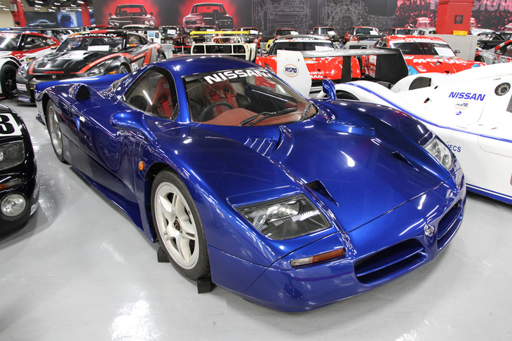 1998年「日産R390 GT1ルマン公認取得用ロードカー」。当時のルマン24時間の最上位クラスであるGT1の規定では、これまた公認取得のために「公道を走行できる仕様の登録車」が必要だったため、「R390 GT1」のロードカー仕様が1台だけ製作され、英国で登録された。350ps以上を発生する3.5リッターV8 DOHCツインターボのVRH35L型エンジンをミドシップする。