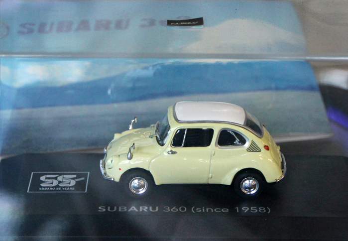 これは、パーツ係を務めるステファノ氏の脇に置かれていた「スバル360」のスケールモデル。