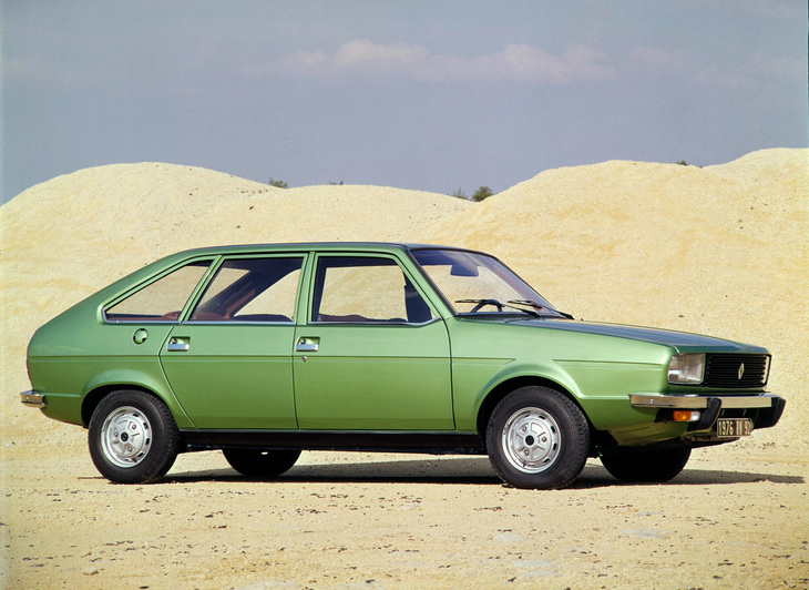 「ルノー20」。「30」からサイドモールを省き、ヘッドライトを丸型4灯から角型2灯にするなどして簡素化した全長4.5mちょっとのボディーに、下位の「16」用の1.6リッター直4 OHVエンジンを搭載。