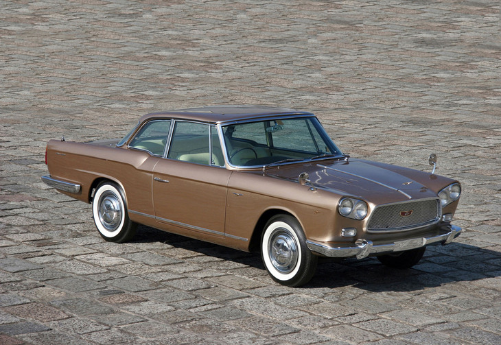 第1回日本グランプリの国内スポーツカー1300～2500ccレースに出走したのと同型の「プリンス・スカイライン スポーツ クーペ」。レースではジョーンズ車は外観ノーマルだったが、生沢車は前後バンパーを外していた。