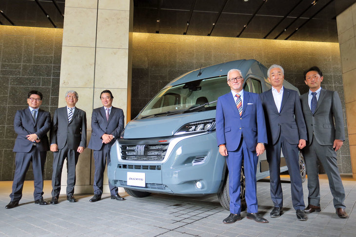 日本に導入される「フィアット・デュカト」と、写真向かって右からアールブイランドの阿部和英取締役、ホワイトハウスの木村文夫取締役、ステランティス ジャパンのポンタス・ヘグストロム社長兼CEO、ナッツの荒木賢治取締役、岡モータースの岡 宏治取締役、トイファクトリーの藤井昭文取締役。