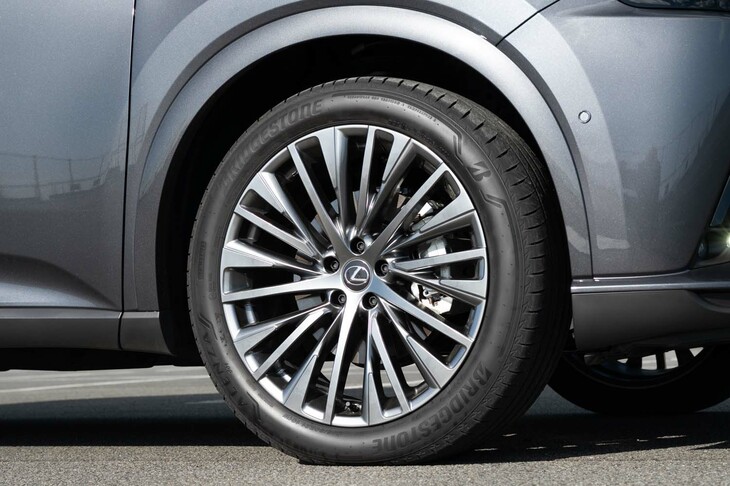 “バージョンL”用のアルミホイールは主張を抑えたダークプレミアムメタリック仕上げ。タイヤは全グレードで21インチがスタンダードで、ディーラーオプションでチェーンが用意されている。