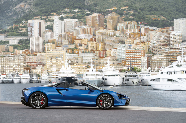 ボディーサイズは全長×全幅×全高＝4539×1913×1193mm。後方にはモナコの街並みが見える。