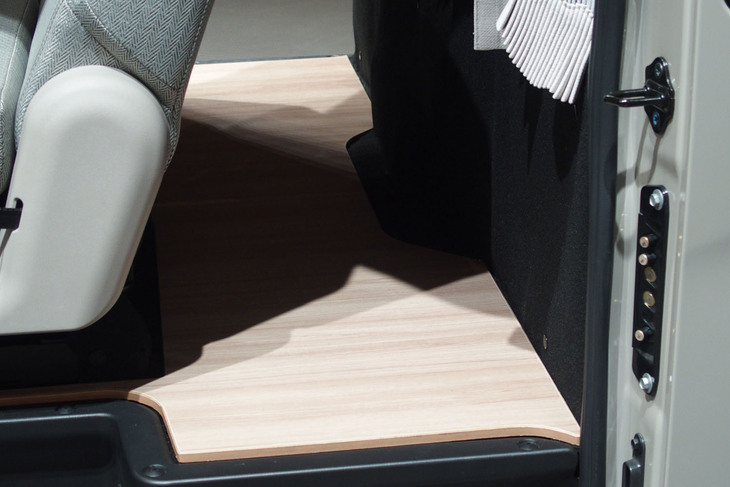 キャラバンMYROOMローンチエディション（後部フロア）