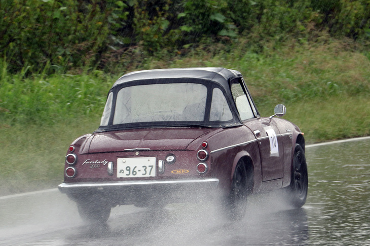 同じく1969年「ダットサン・フェアレディ2000」（SR311）。ドライコンディションとなった午後のタイムアタックでは、SP／SR／CSPクラスで5位（レーシング仕様を除けば3位）となった。ソレックスのツインチョークキャブレターを2基備えて145PS（グロス）を発生する2リッター直4 SOHCのU20型エンジンを積む。