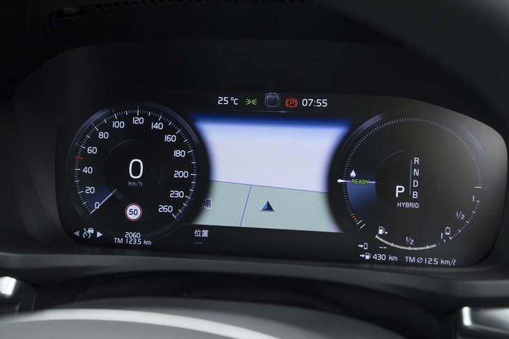 液晶タイプのメーターパネルは速度計とパワーメーターの2眼式が基本の表示スタイル。パワーメーターにはエンジンが始動するアクセル開度の目安が水滴（油滴？）マークで示されている。