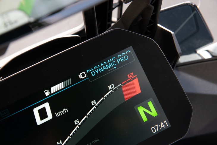 ライディングモードには「RAIN」「ROAD」「DYNAMIC」「DYNAMIC Pro」の4種類を用意。エンジンの制御に加え、「ダイナミックESAプロ」装着車ではサスペンションの特性も変化する。
