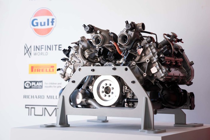 「アルトゥーラ」のエンジンは、ドライサンプ式を採用したバンク角120度の3リッターV6ターボユニット。単体の重量は、従来のV8ターボエンジンより50kg軽い160kgとなっている。