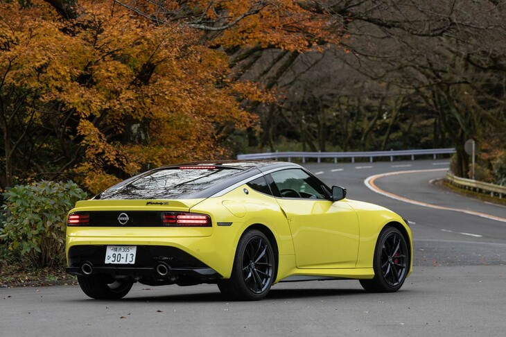 【日産フェアレディZバージョンSTのスペック】
	ボディーサイズ：全長×全幅×全高＝4380×1845×1315mm／ホイールベース：2550mm／車重：1590kg／駆動方式：FR／エンジン：3リッターV6 DOHC 24バルブ ターボ／トランスミッション：6段MT／最高出力：405PS（298kW）/6400rpm／最大トルク：475N・m（48.4kgf・m）/1600-5600rpm／タイヤ：（前）255/40R19 96W／（後）275/35R19 96W（ブリヂストン・ポテンザS007）／燃費：9.5km/リッター（WLTCモード）／価格：646万2500円
	
	【取材時の燃費データ】
	テスト距離：280.6km（市街地1：高速道路7：山岳路2）／使用燃料：34.0リッター（ハイオクガソリン）／参考燃費：8.3km/リッター（満タン法）／8.9km/リッター（車載燃費計計測値）